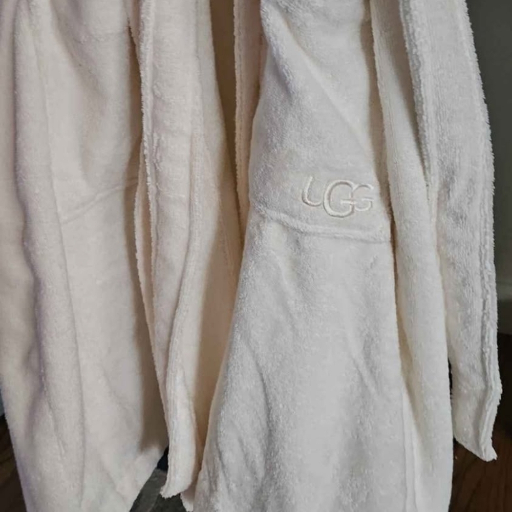 UGG Luxury Robe. - Picture 2 of 5